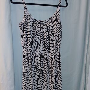 Black and White Leaf Print Dress By Bisou Bisou Size 8